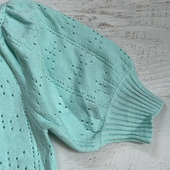 V-Neck short puff sleeve light weight Sweater SMALL - Picture 2 of 3